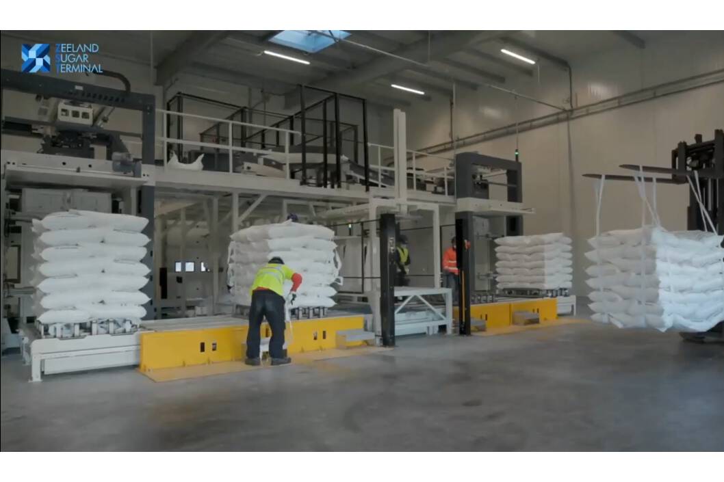 SYMACH palletizers stack ZST sugar bags in sling bags SYMACH palletizers stack ZST 50kg sugar bags in slings, to load a ship. The SYMACH systems offer quick and reliable palletizing flexibility for container/sling.