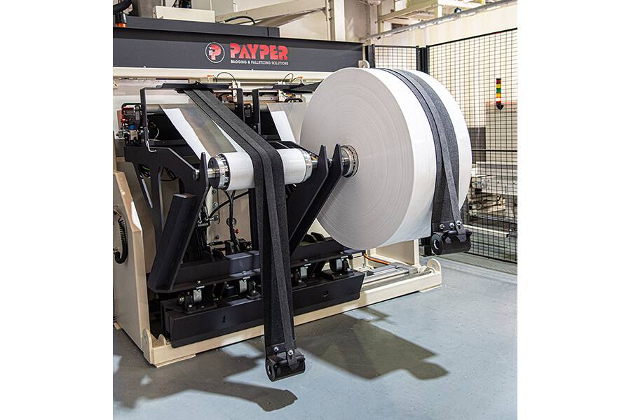 Automatic film roll changer fitted to PAYPER’s new FFS bagging machine “ASSAC-U20”.