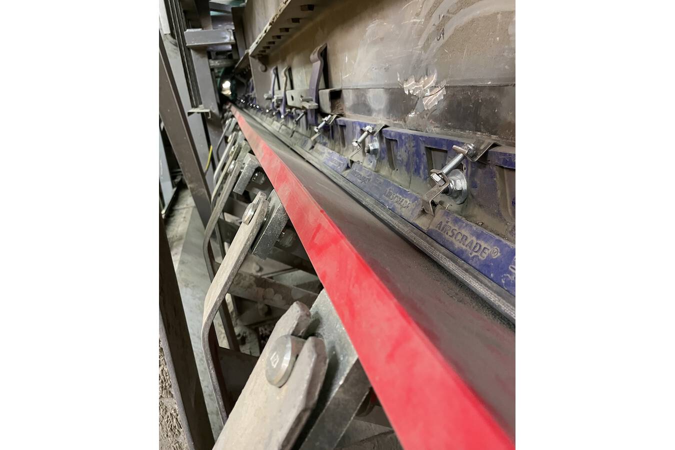 AirScrape in a clinker Vessel discharger Dust-, spillage- and maintenance-free conveyor belt skirting. Contact-free and thus frictionless by using a Venturi effect to prevent spillage.