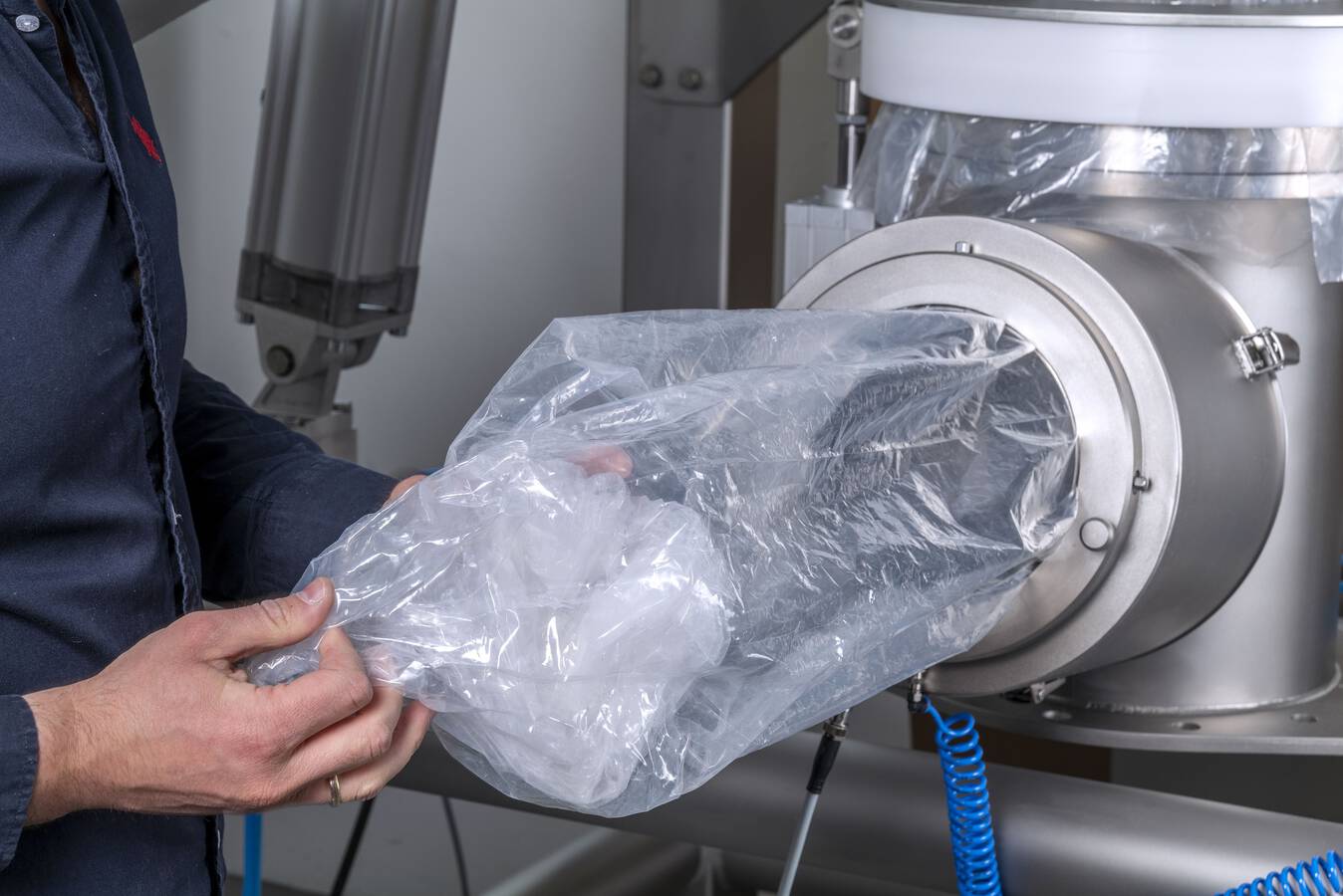 Engelsmann develops a new containment system Easy big bag emptying up to OEB 4